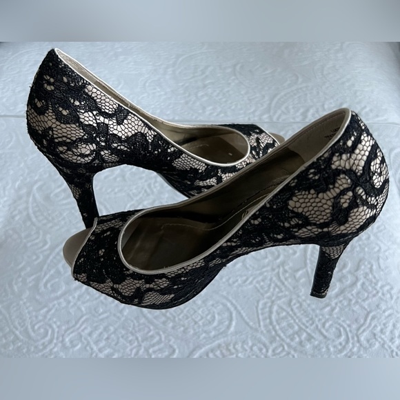 Nine West - lace black and beige heels - Picture 2 of 5